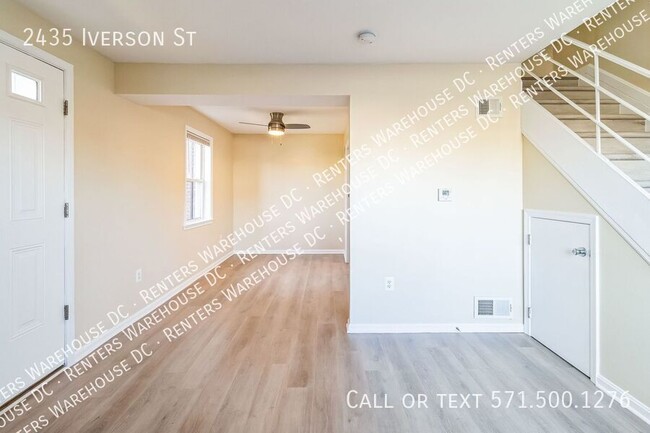 Building Photo - Move-in ready 2-level, 2Bd/1Bth end-of-row...