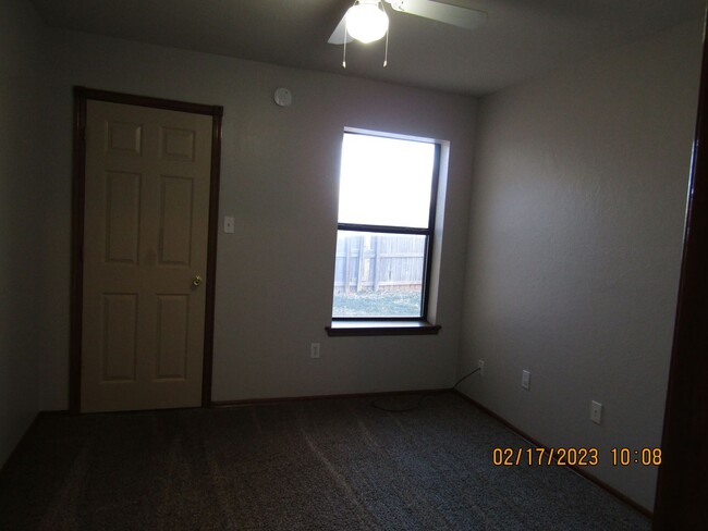 Building Photo - Crown Pointe Area!! PETS ARE NEGOTIABLE WI...