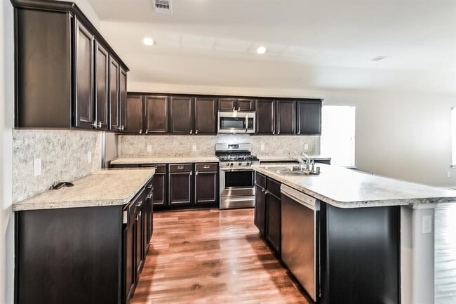Building Photo - 14005 Lake Cres Dr