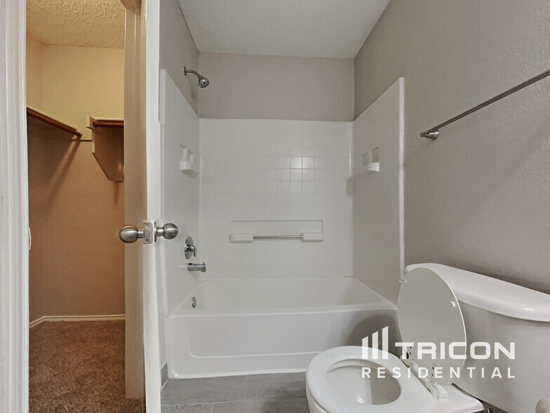 Building Photo - 104 Scarlet View