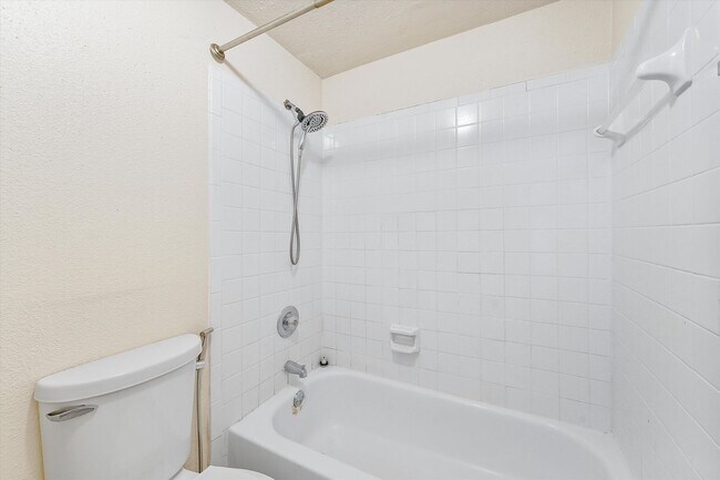 Building Photo - A perfect blend of comfort and convenience!