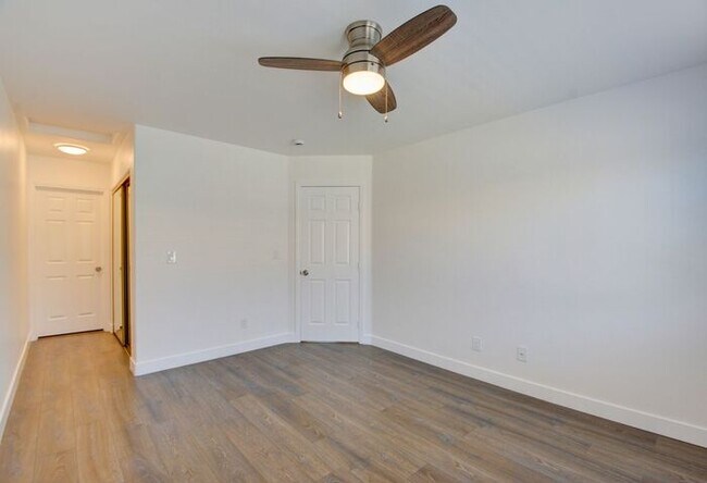 Building Photo - Renovated and Modern. This fantastic 2br in a gated community in Silverado Ranch has all the amen...