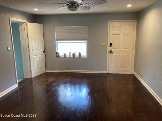Building Photo - 933 S Tropical Trail