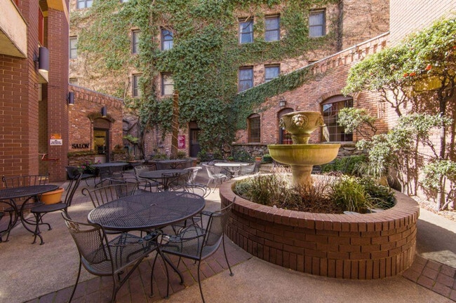 Building Photo - 300 Main St