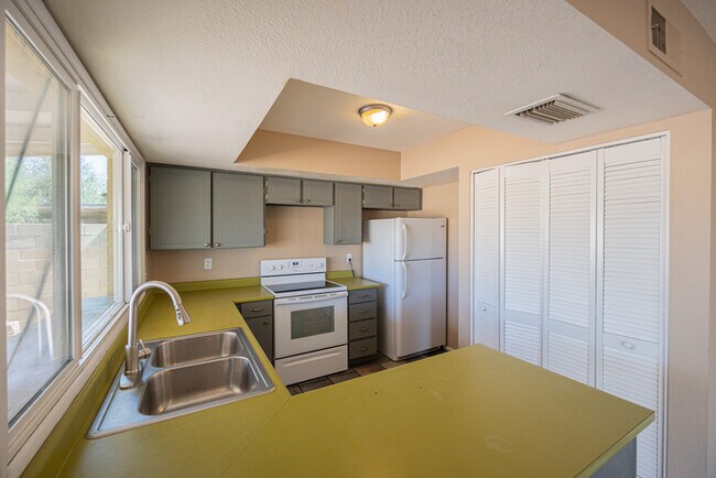 Building Photo - 2812 S Cottonwood Dr