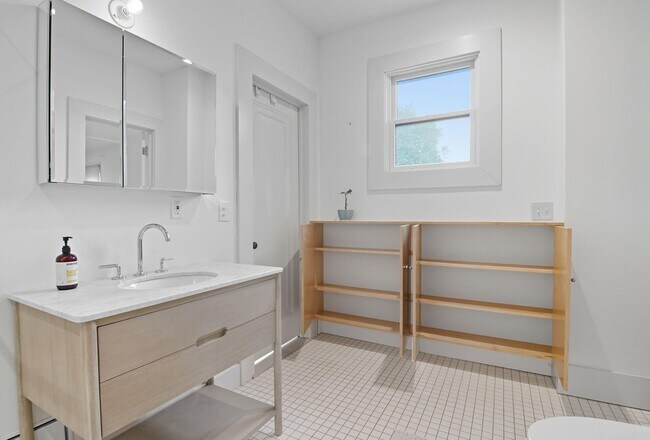Building Photo - 1682 Bagley St