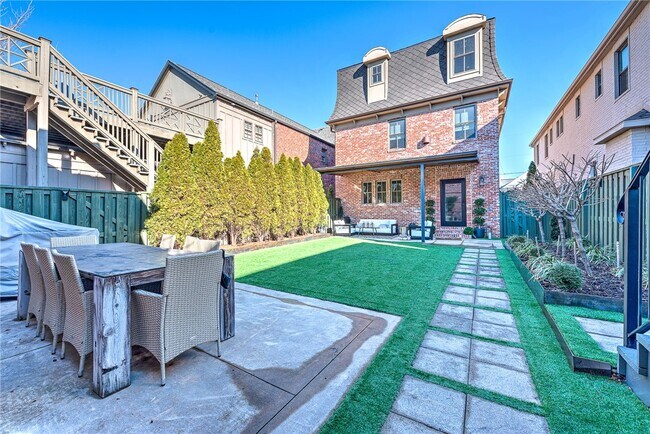 Building Photo - 242 SW D St