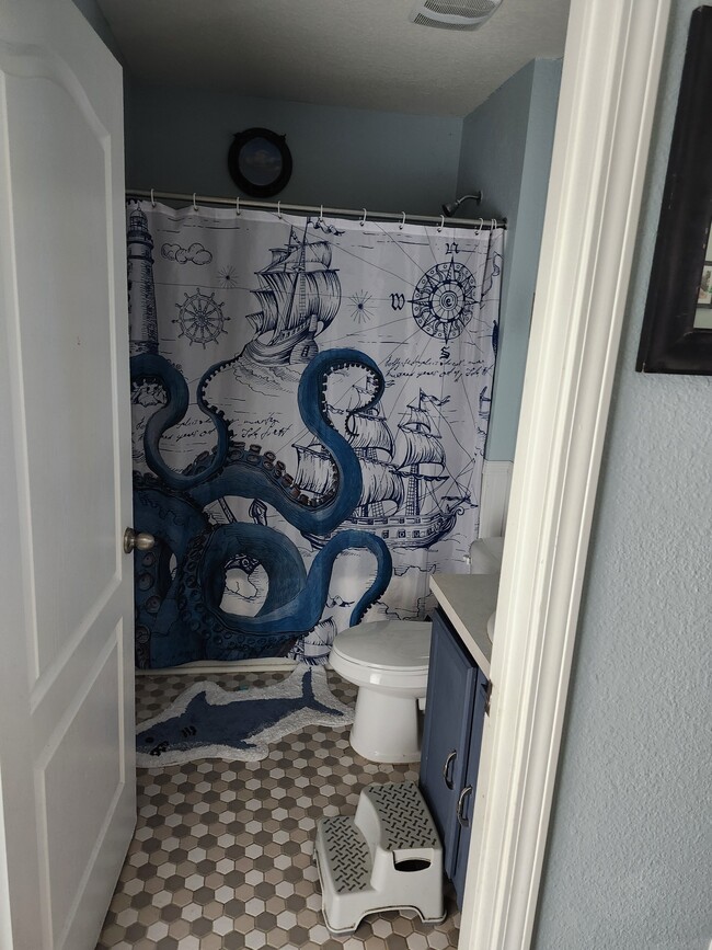 The recently installed tiling improves the aesthetic of bathrooms for families or entertainin guests - 2142 Pebble Point Dr