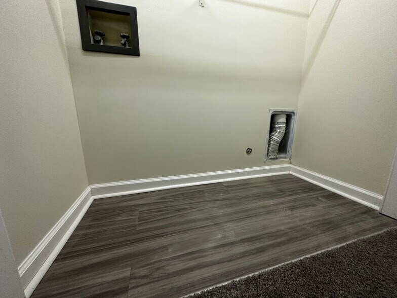 Building Photo - 112 Robbins Ave