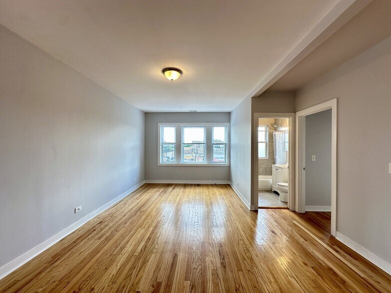 Building Photo - 2402 W Bryn Mawr Ave