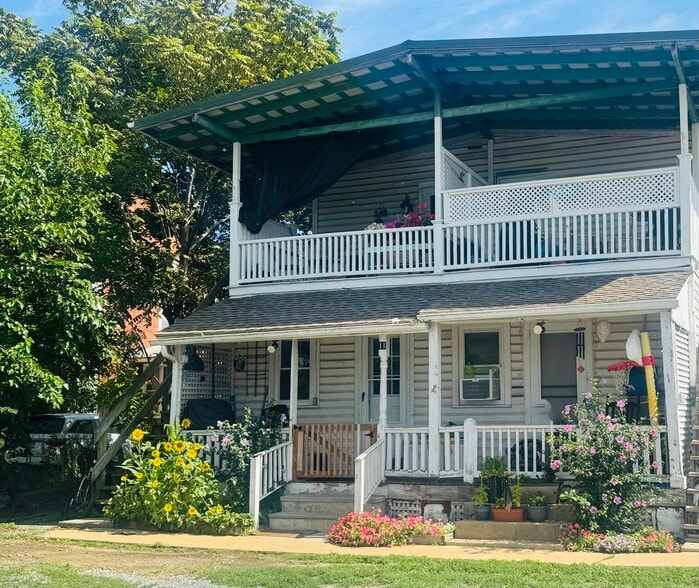 Awesome covered porch...AHHH - 4840 Horseshoe Pike