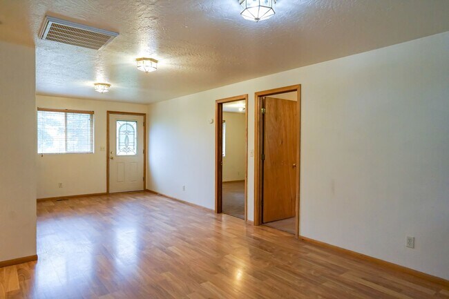 Building Photo - Mini "Ranch" in Hayden