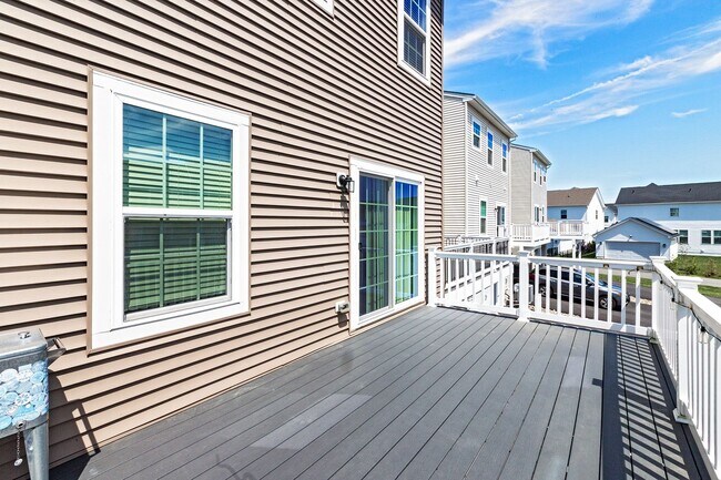 Building Photo - 3 bedroom, 2.5 bath Middletown end unit townhome