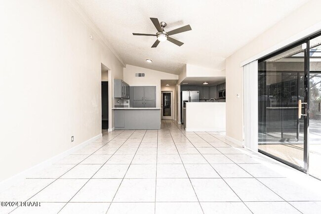 Building Photo - 4 Baywood Dr
