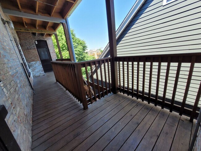Building Photo - 4422 N Greenview Ave