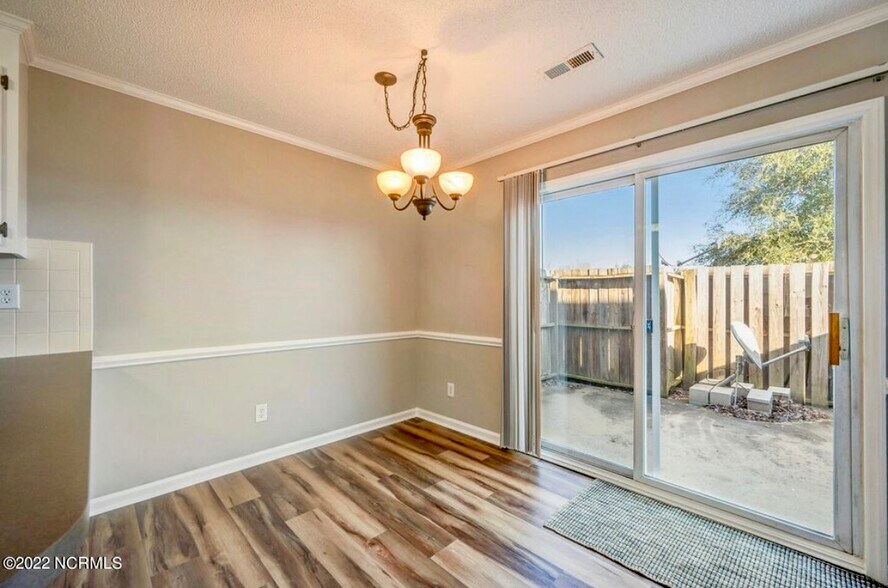 Building Photo - 2355 Vineyard Dr