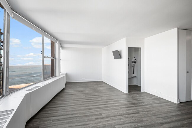 Building Photo - 5757 N Sheridan Rd