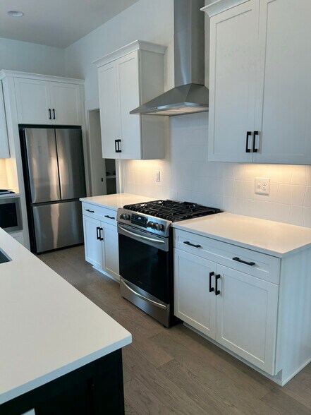 Building Photo - 924 Caruthers Ave