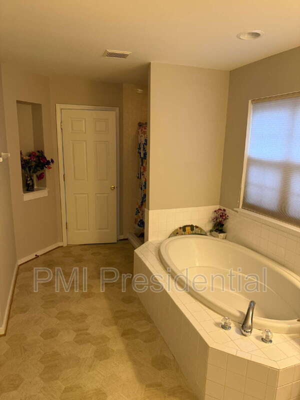 Building Photo - 8008 Moss Gate Ct