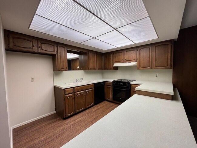 Building Photo - Midtown Quadplex with Pool- 3 bed, 2 bath