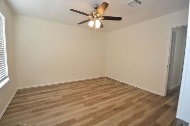 Building Photo - 3 Bed 2 Bath 2 Car Duplex in Chisholm Creek NW OKC