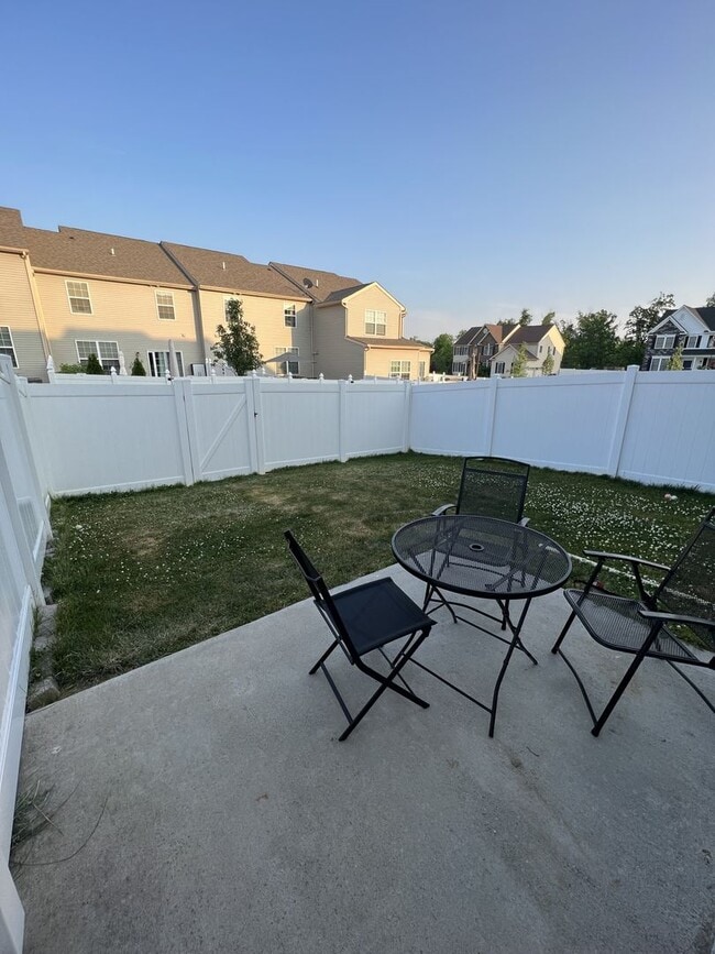 Building Photo - Beautiful like-new townhouse in Parkland school disctrict!