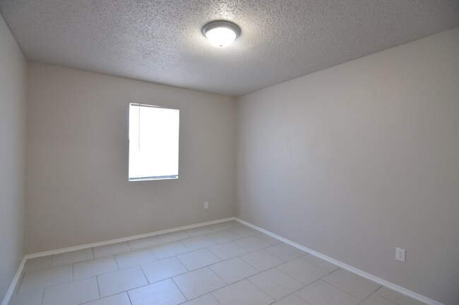 Building Photo - 402 William Tell Dr