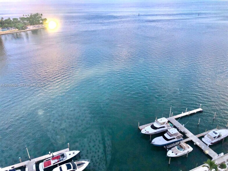 Building Photo - 905 Brickell Bay Dr