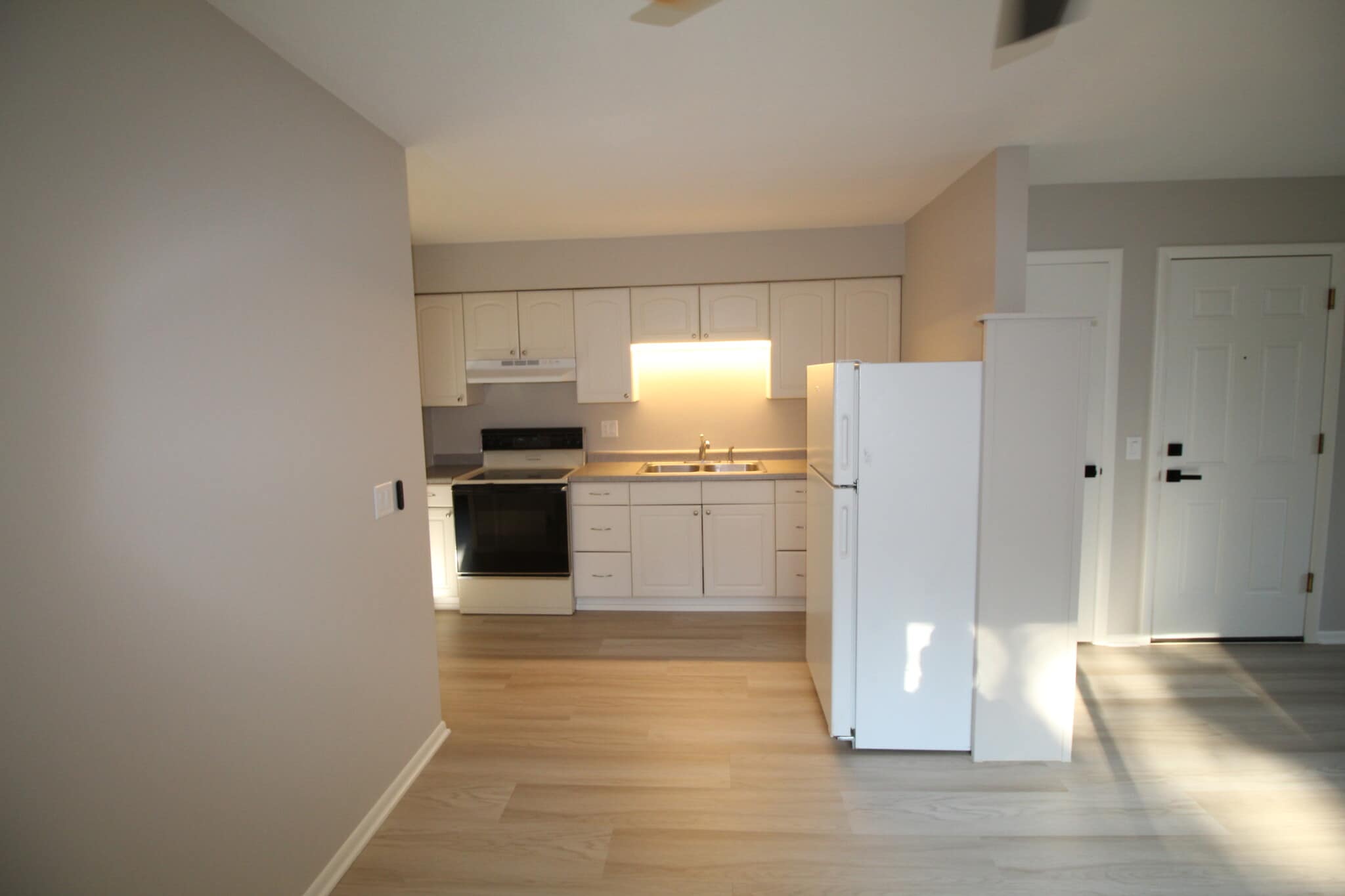 Building Photo - 630 W 1st St