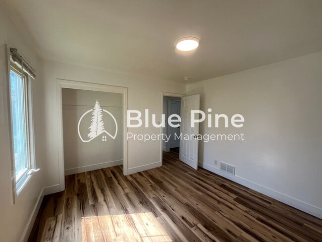 Building Photo - 1026 Vine Ave