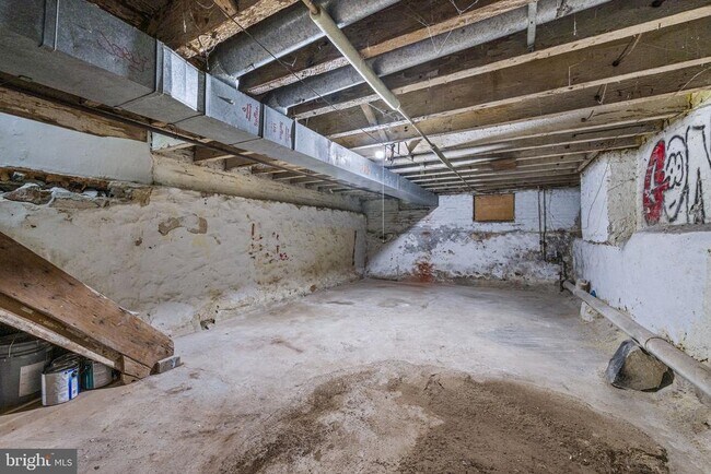 Building Photo - 1402 W 3rd St