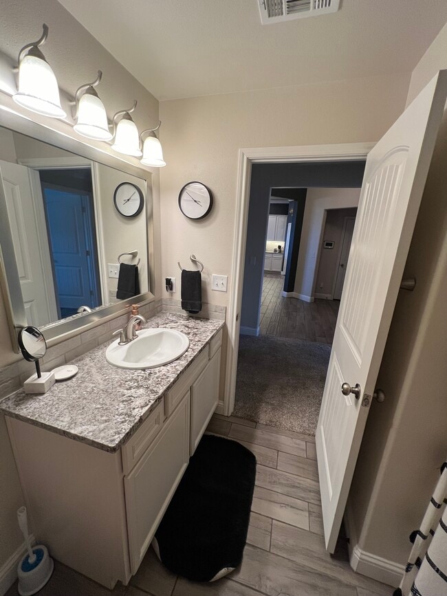 Building Photo - 10301 Valencia Ave