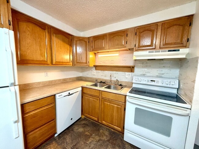 Building Photo - Quiet and private 1 bedroom on the 1st floor - in Glendale