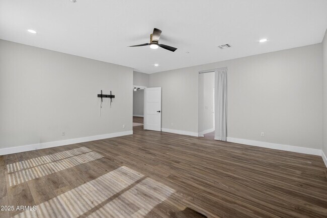 Building Photo - 10587 E Sheena Dr