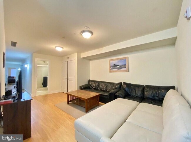 Building Photo - 1622 W Jefferson St