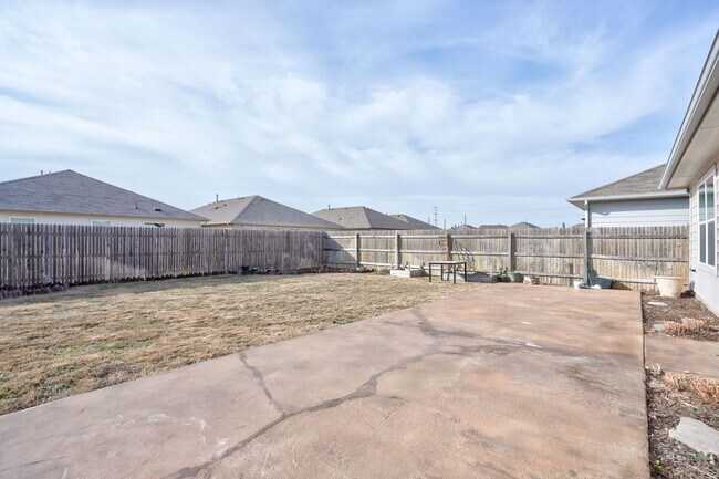 Building Photo - Charming 4/BR 2/BA One-Level Home with Spa...