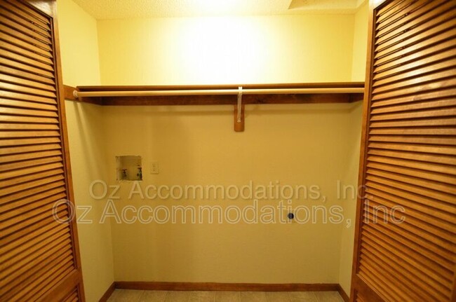Building Photo - 311 NE Timbercreek Dr