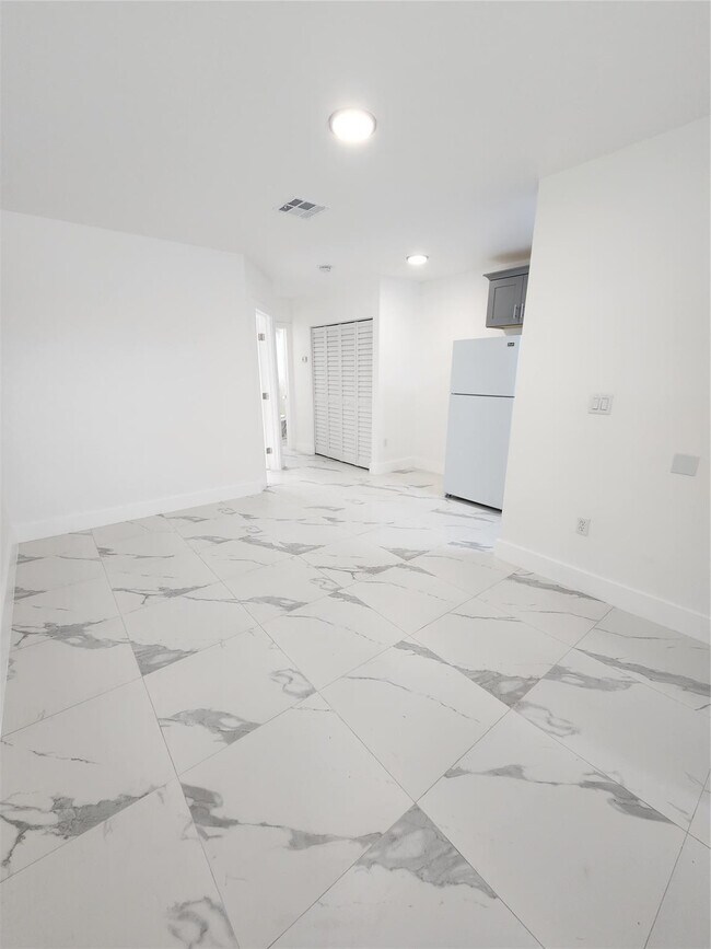 Building Photo - 2466 Lincoln St