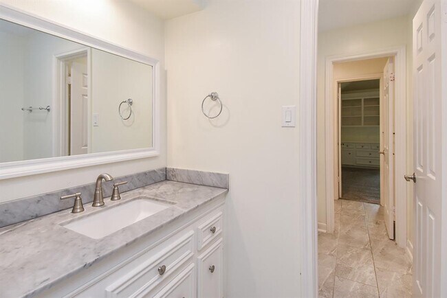 Building Photo - 807 Herdsman Dr