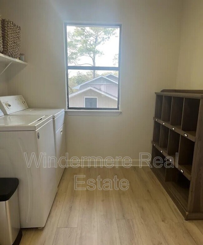 Building Photo - 320 Volanta Ave