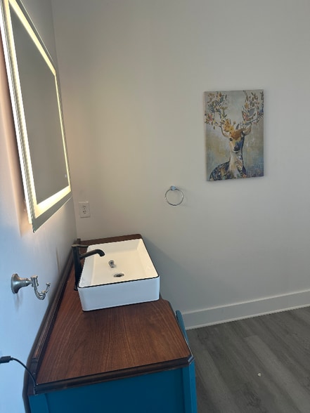 Building Photo - 2567 Bank St