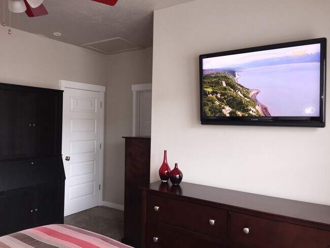 Building Photo - Spacious 2 Bedroom Townhome at The District!