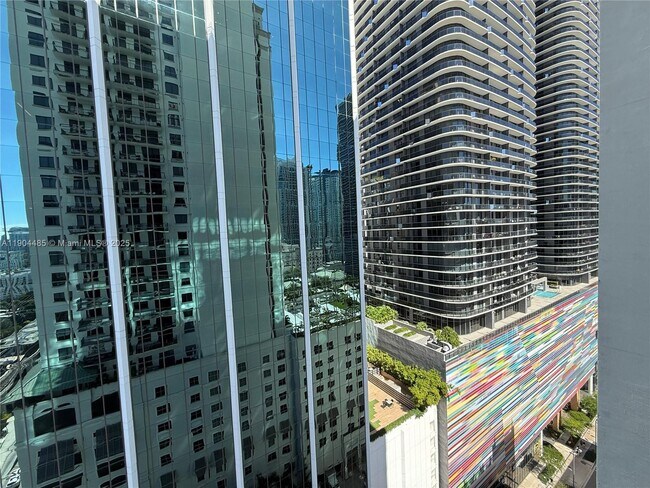 Building Photo - 999 SW 1st Ave