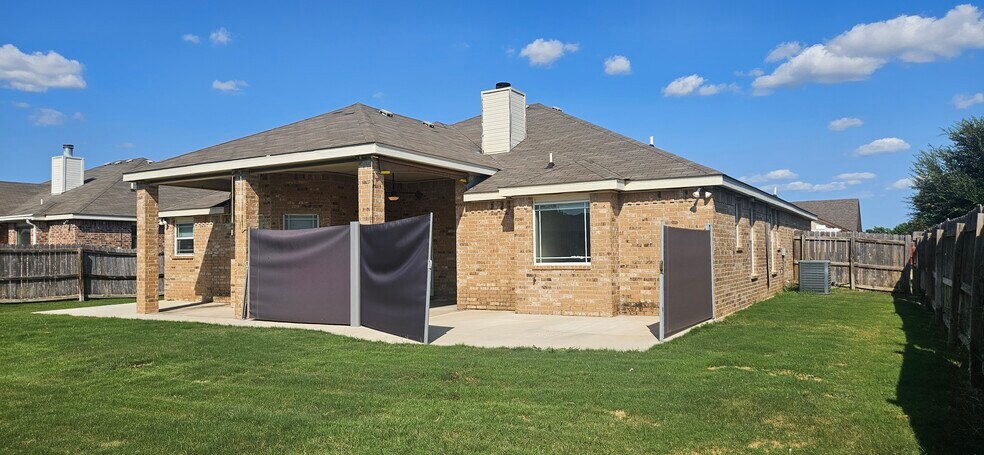 Building Photo - 2415 Merle Dr