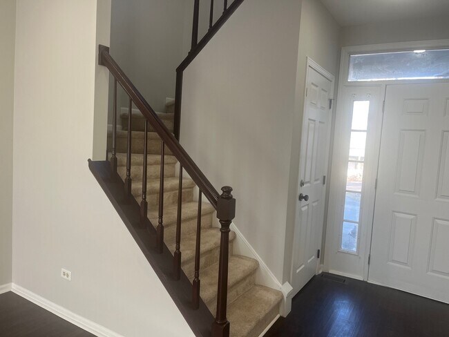 Building Photo - 567 W Parkside Dr