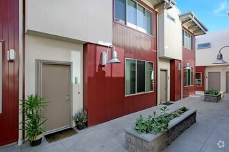 Building Photo - Modern Townhome in the Heart of Downtown E...