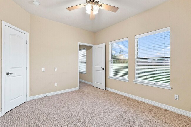 Building Photo - 1726 Parklake Village Dr