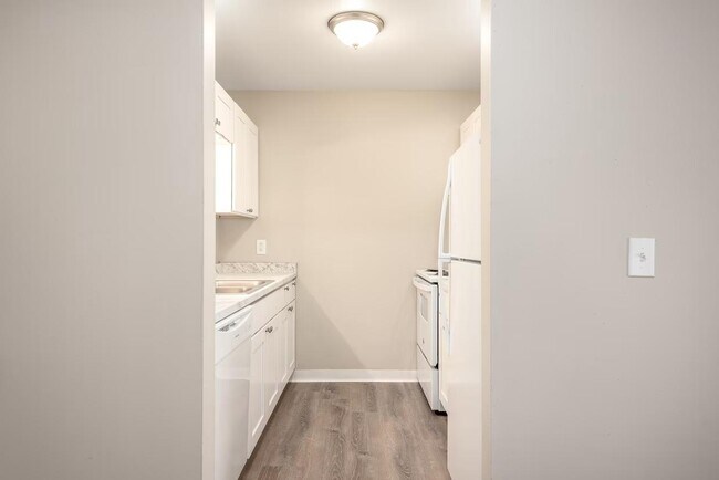 Building Photo - Everett Apartments - 119-07