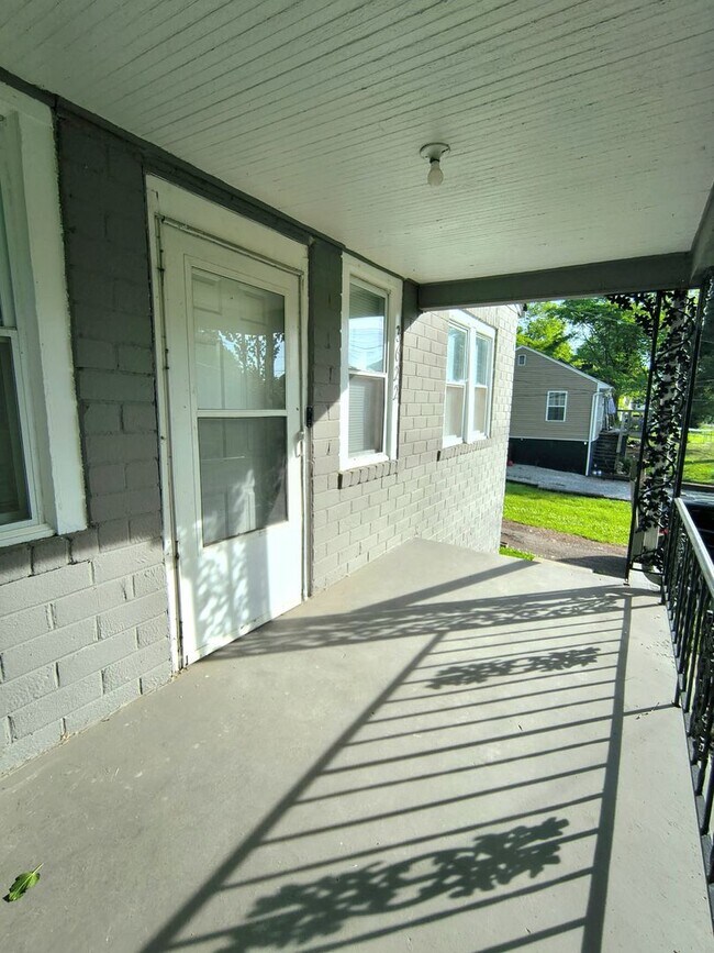 Building Photo - Charming 2br/1ba house near downtown