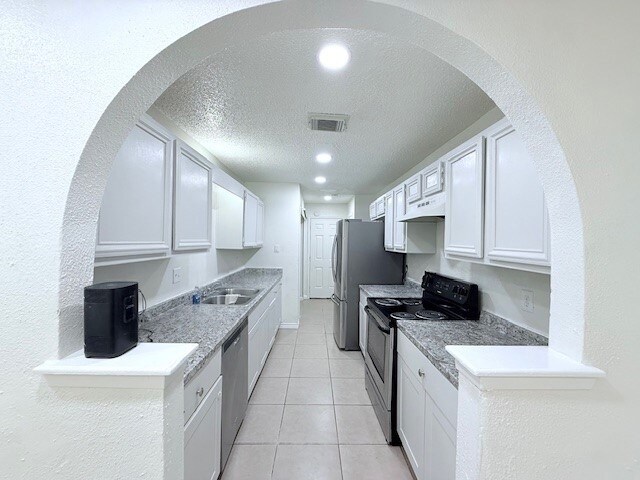 Building Photo - 5711 Longforest Dr
